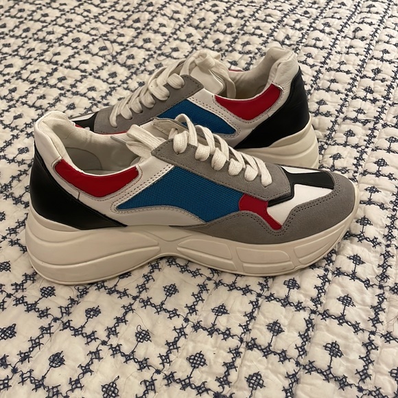 Never worn Steve Madden tennis shoes. Size 8 - Picture 6 of 7